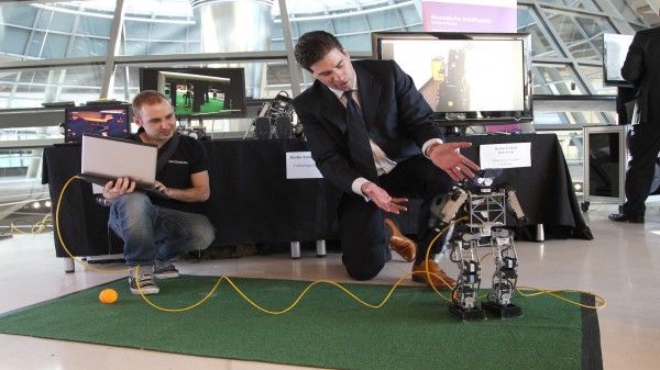 Dr Maximilian Schenk_BIU spielt mit dem Roboter Team der FU Berlin