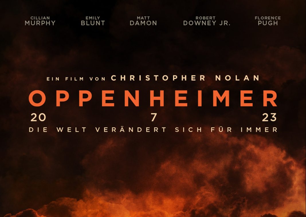 Man sieht Oppenheimer vor einer gewaltigen Atomwolke bzw. Explosion stehen.