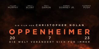 Man sieht Oppenheimer vor einer gewaltigen Atomwolke bzw. Explosion stehen.