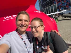 Felix und Milena bei der #WeAreDevs, im Hintergrund sieht man die rote Quietsche-Ente