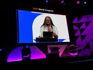 John Romero als Speaker bei der #WeAredevs; man sieht ihn auf einer großen Leinwand auf der MainStage