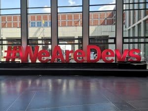 #WeAreDevs-Schriftzug aus großen Leuchtbuchstaben aus Plastik