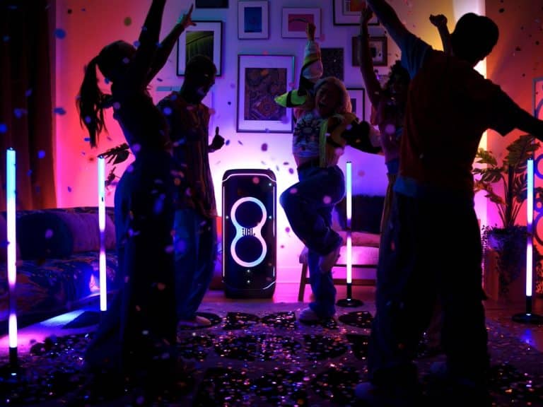 JBL bringt die Party mit dem PartyLight zum Leuchten