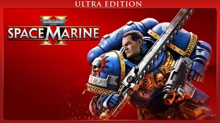 Space Marine Titus schwingt vor einem roten Hintergrund sein Kettenschwert. Neben dem Schriftzug des Spiels, steht am oberen Bildschirmrand noch der Schriftzug "Ultra Edition"