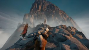 Eine Herde zieht auf einem schmalen Bergpfad in Richtung Gipfel.