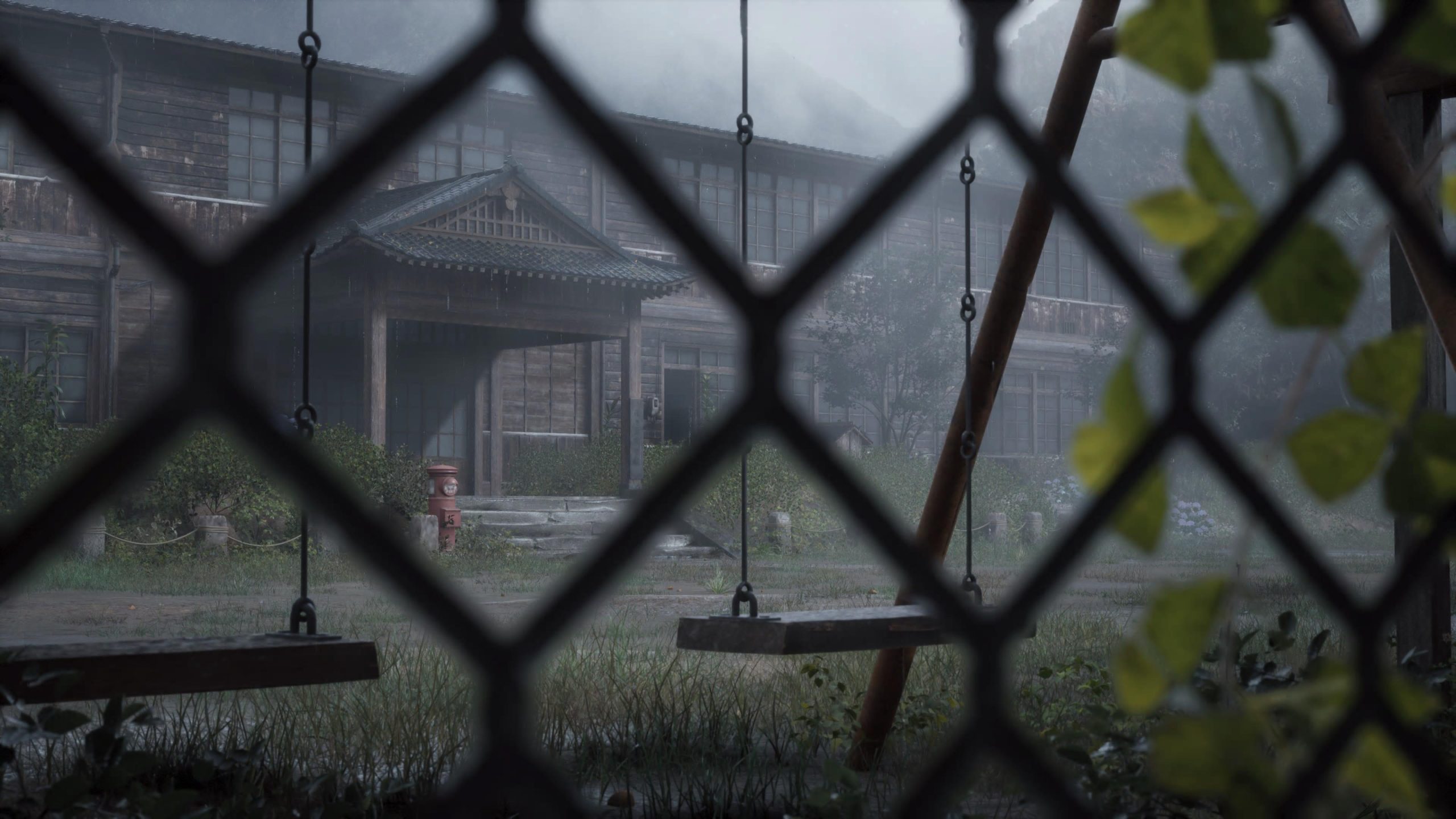 Blick durch einen Zaun auf einen Spielplatz in Silent Hill f