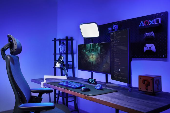 Stream_Deck_Mini_Discord_Lifestyle_Image_01