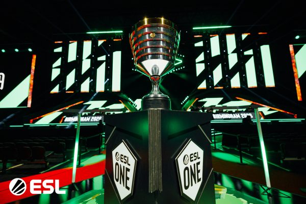 Das Bild zeigt die Trophäe des DotA2 Turniers der ESL One.