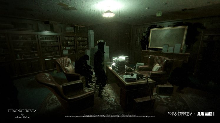 Dunkler B&uuml;roraum in Phasmophobia mit Manuskriptseiten, Schattenfiguren und Alan-Wake-II-Atmosph&auml;re.