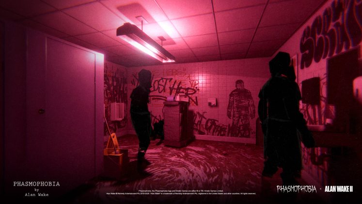 Ein rot beleuchteter Waschraum aus dem Phasmophobia x Alan Wake II Crossover. Graffiti, dunkle Schatten und verzerrte Spuren auf dem Boden erzeugen eine bedrohliche Horror-Stimmung. Die Szene wirkt, als h&auml;tte der Dark Place den bekannten Phasmophobia-Ort vollst&auml;ndig &uuml;berformt.