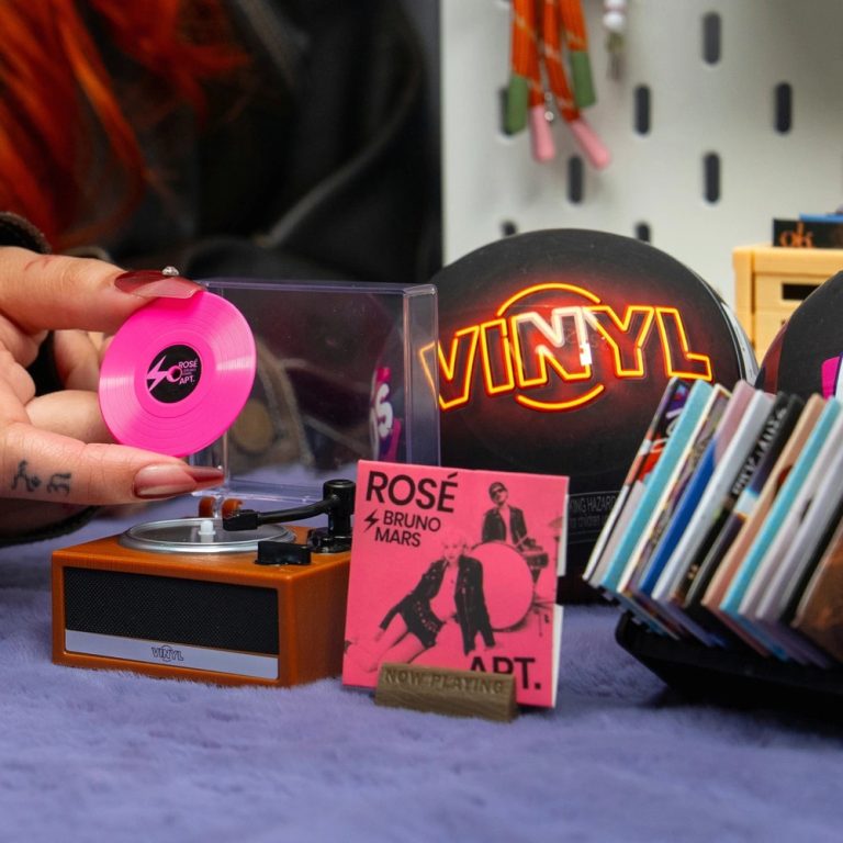 ZURU startet Mini Brands Really Works Vinyl mit spielbaren Mini-Schallplatten