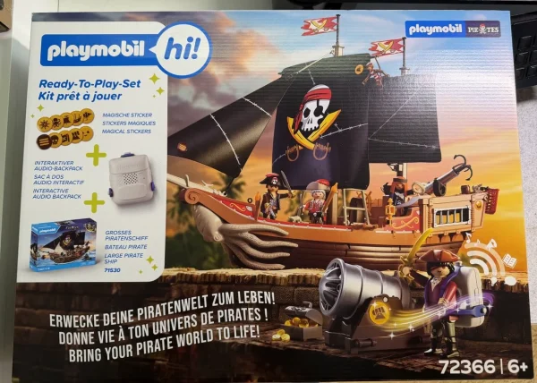 Vorderseite der PLAYMOBIL-hi!-Verpackung 72366 mit Piratenschiff, Stickern und Audio-Backpack sowie der Altersempfehlung ab sechs Jahren.