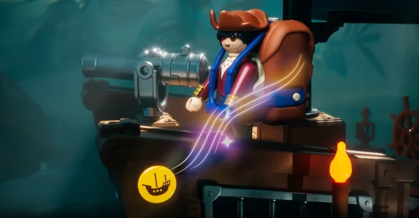 Gelber Sticker mit Schiffsmotiv an der Bordwand des PLAYMOBIL-Piratenschiffs, daneben eine Piratenfigur mit Backpack und illustrative Lichtspuren.